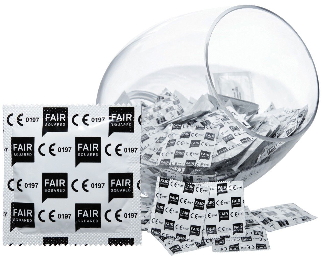 Mehrere Kondome in Einzelverpackung. Aufschrift: FAIR SQUARED. CE-Kennzeichnung. Kondome liegen neben einem Glasbehälter.