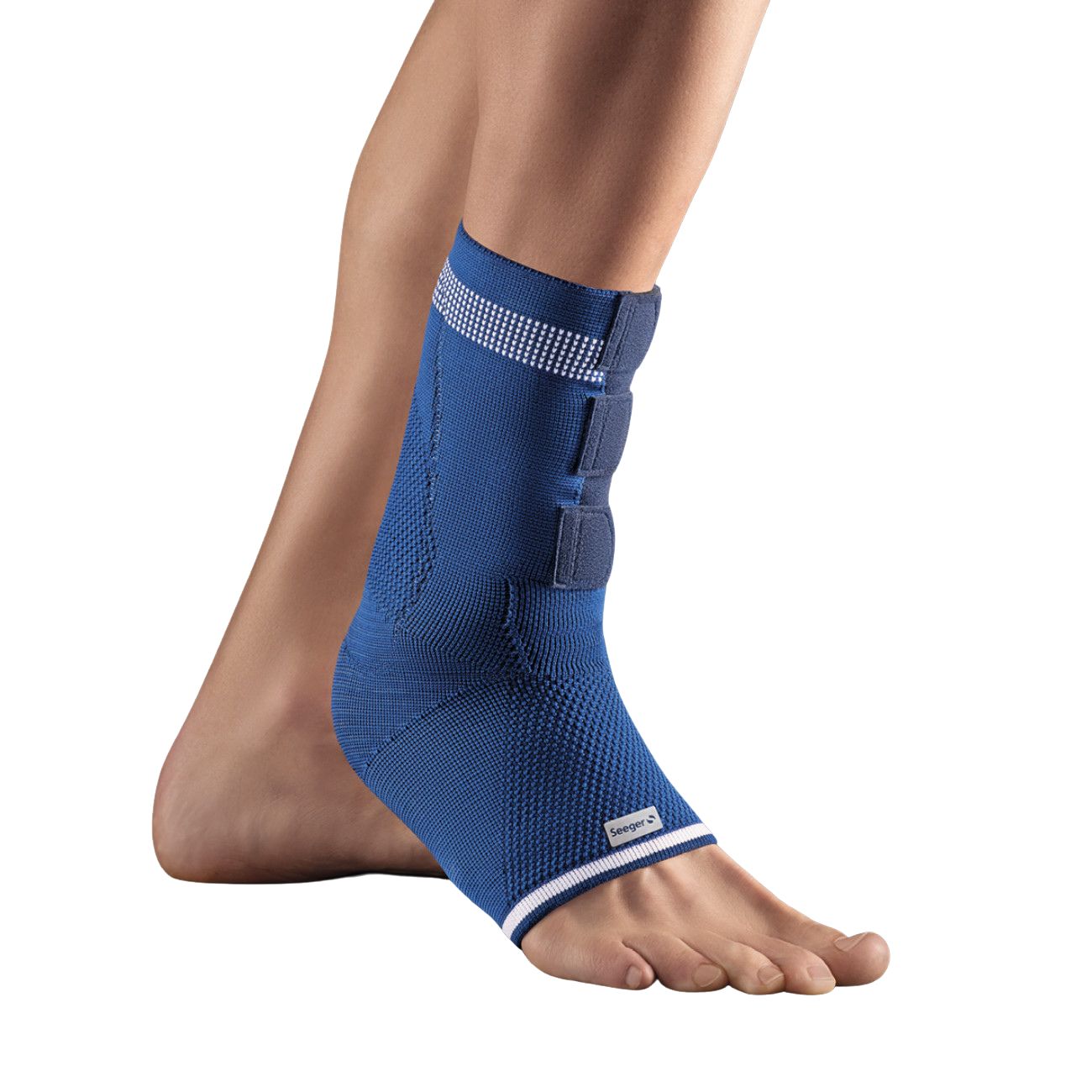 Achillessehnenbandage Komfort Plus, blau. Mit Klettverschlüssen und weißem Akzent. Am Fuß getragen.