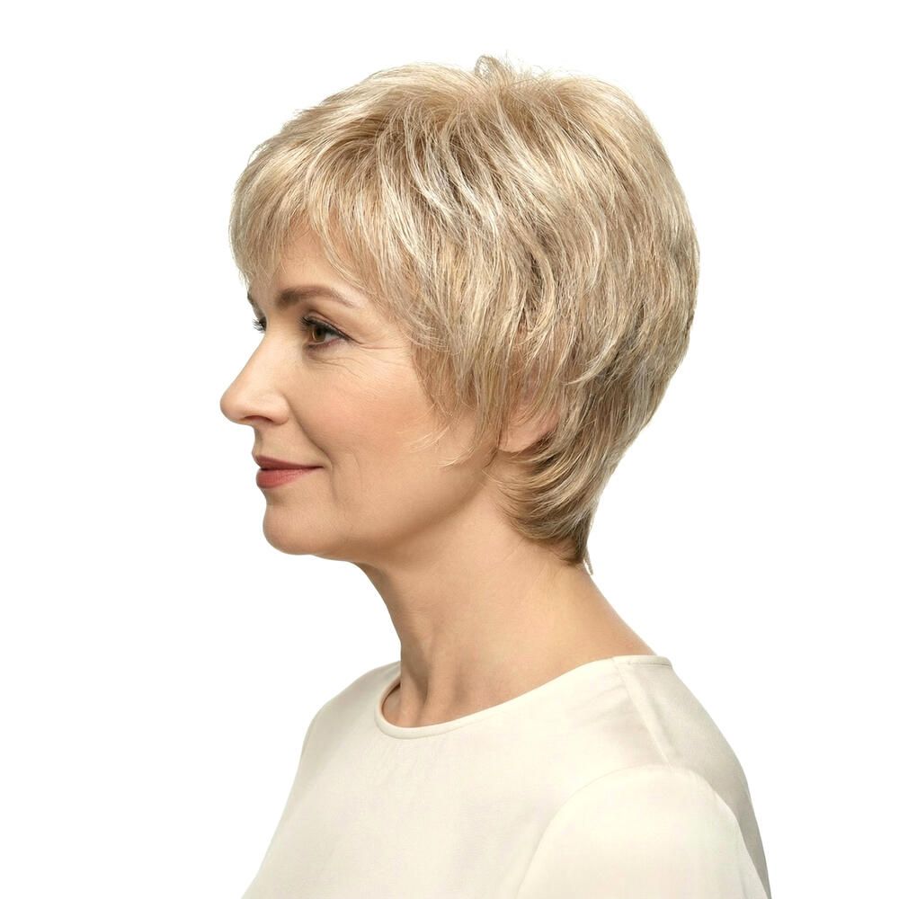 Blonde Kurzhaarperücke. Seitenansicht einer Frau. Kurzer, gestufter Schnitt. Natürlicher Look.
