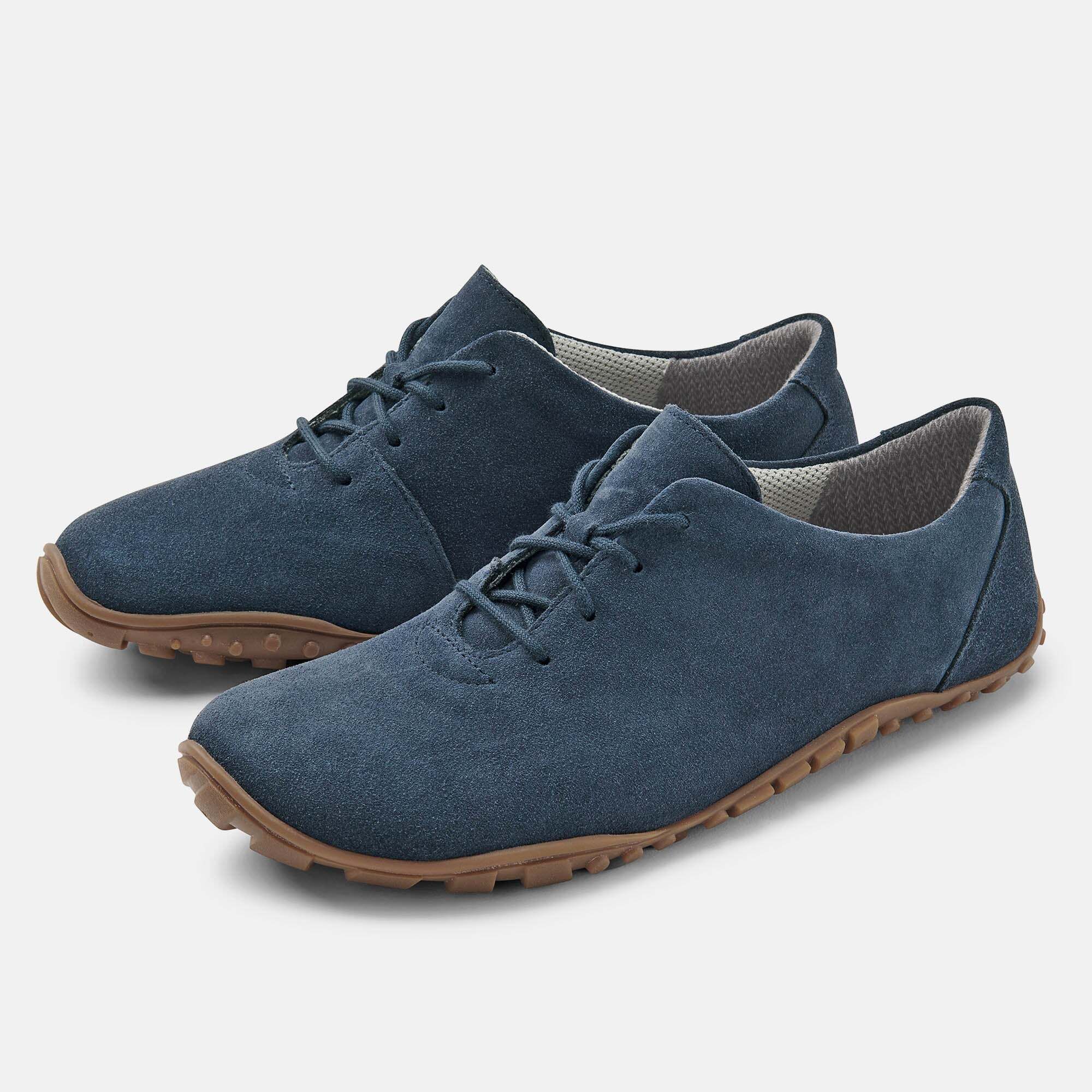 Dunkelblaue Damen-Schnürschuhe aus Wildleder mit brauner Gummisohle. Paaransicht.