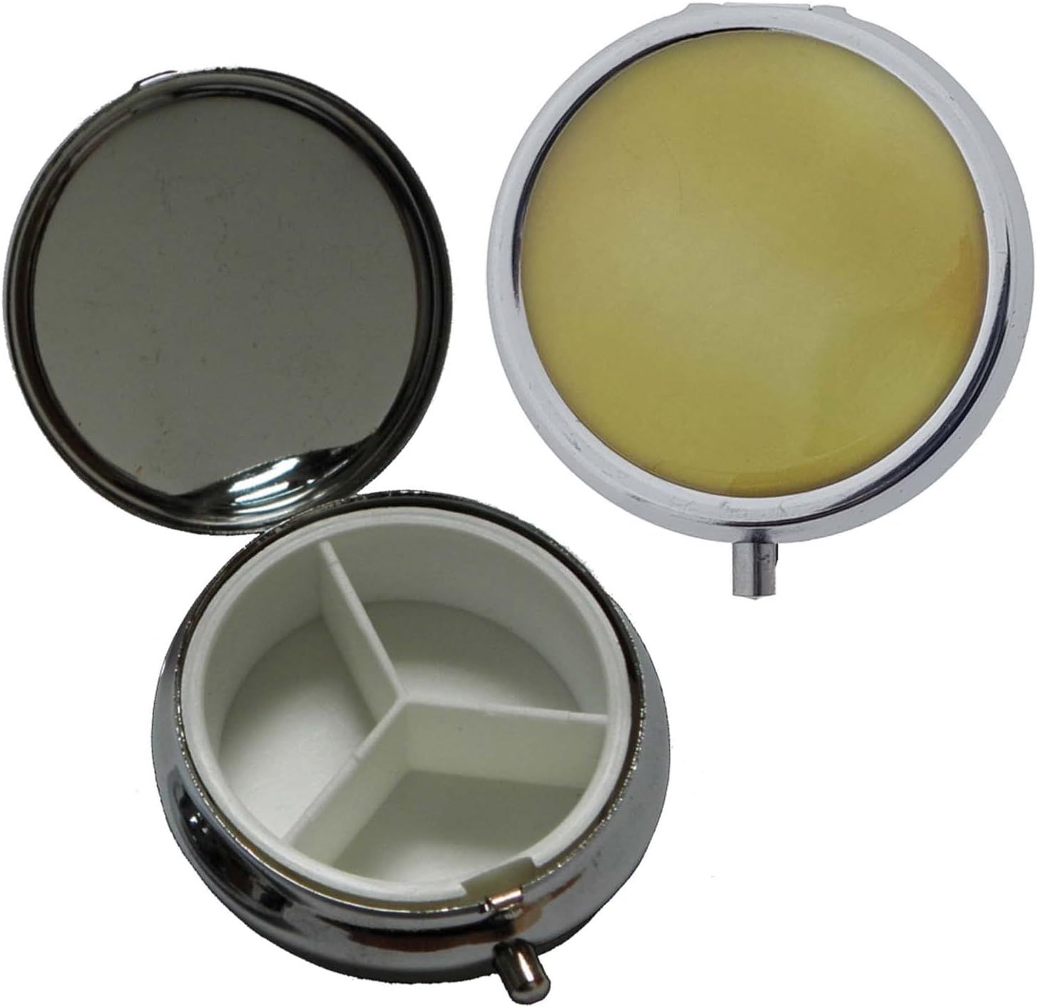 Runde, bernsteinfarbene Pillendose mit silberfarbenem Rand. Innenraum mit drei Fächern. Deckel mit Spiegel.