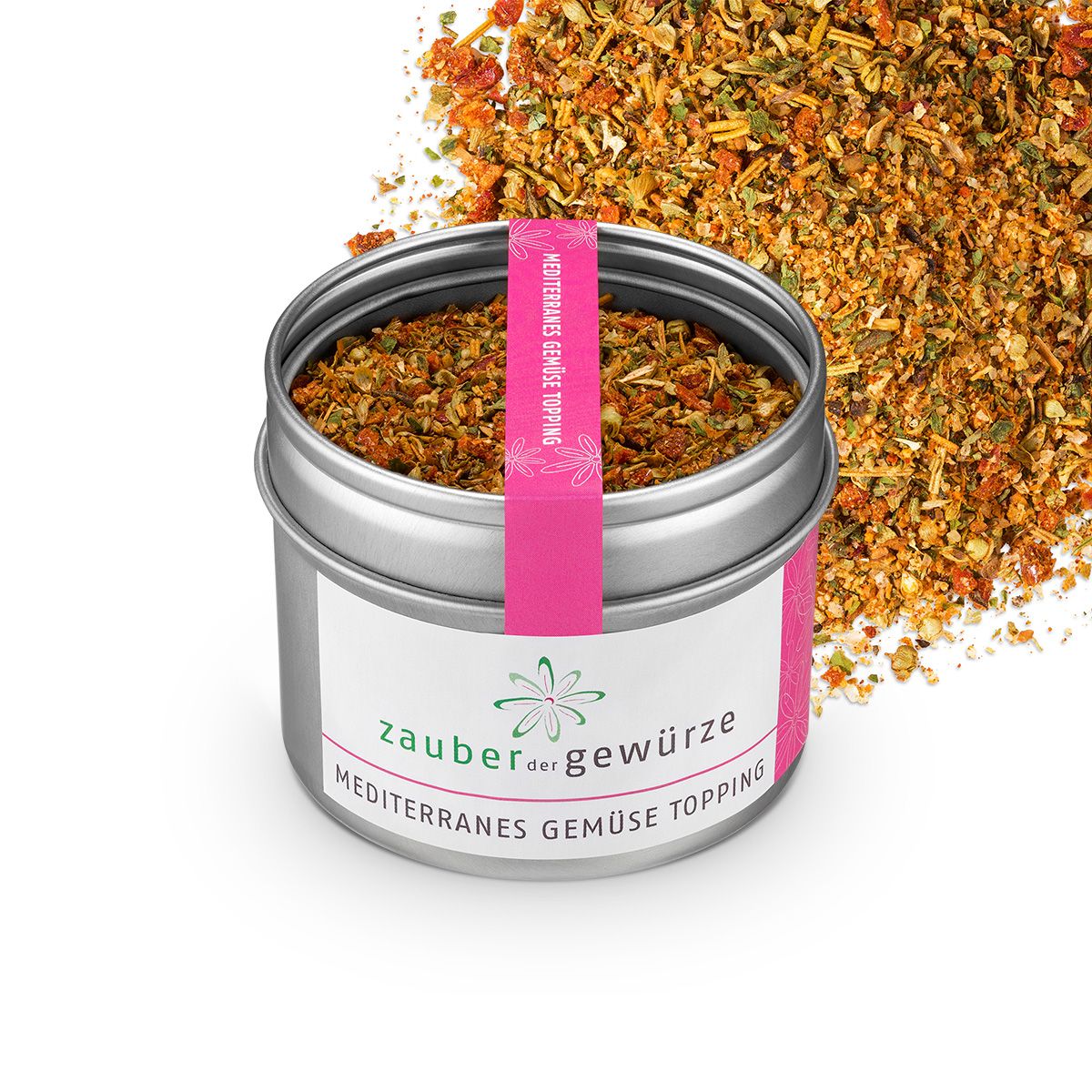 Geöffnete Dose mit mediterranem Gemüse-Topping. Rosa Etikett mit Produktnamen. Streuung von Topping daneben.