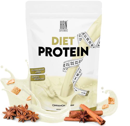 Beutel "DIET PROTEIN". Maßband umfließt Produkt. Logo "HBN Supplements". Zimtstangen und Sternanis. "Cinnamon Dream"-Geschmack. "Glucomannan Added".
