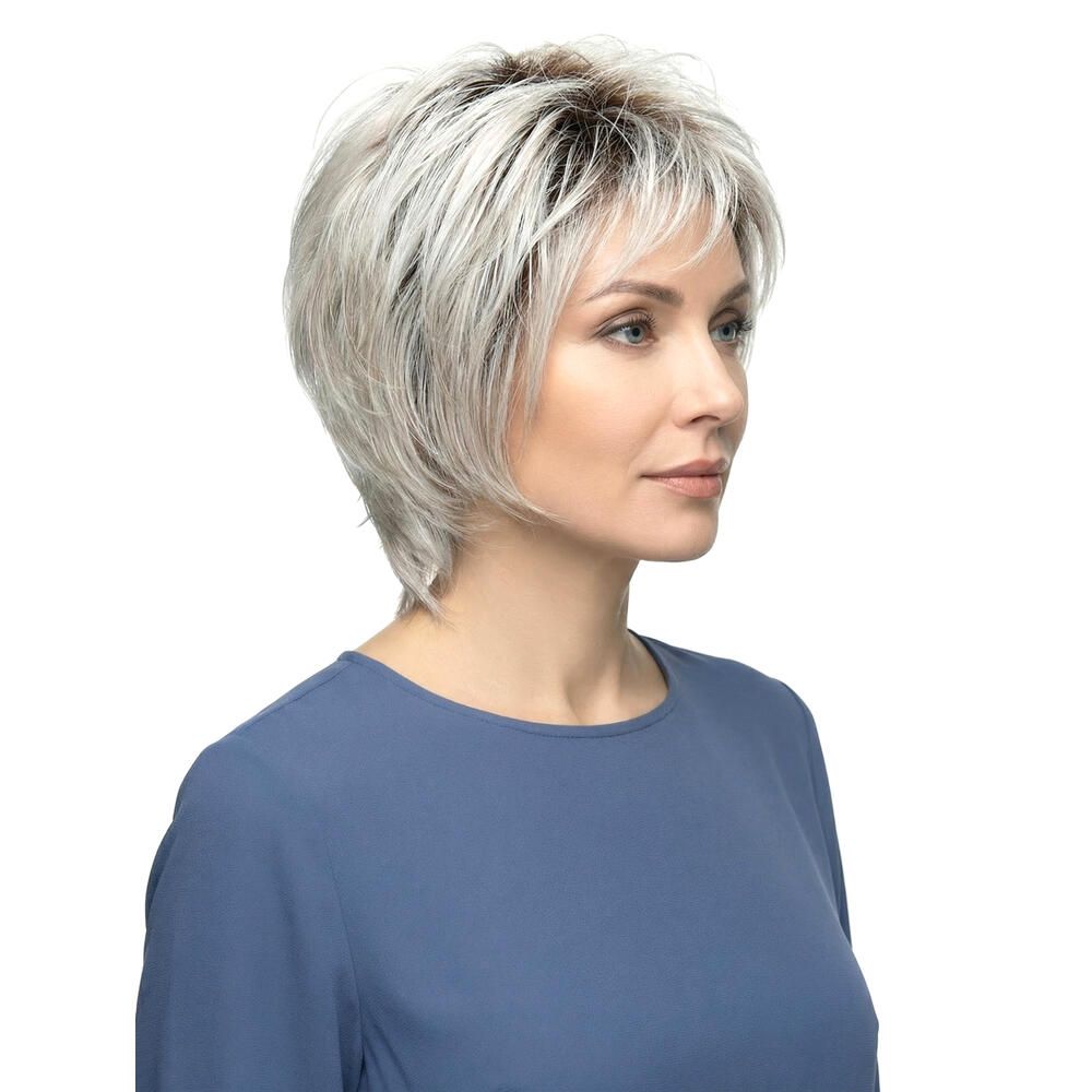 Kurzhaarperücke mit grauem Haar und Pony. Seitenansicht einer Frau mit blauem Oberteil.
