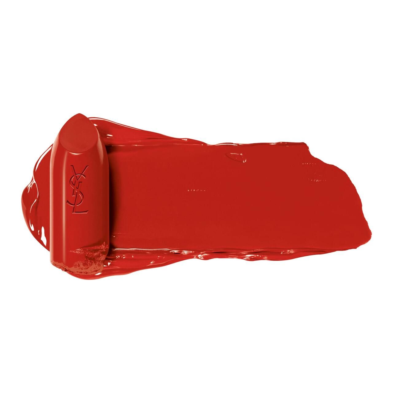 Roter Lippenstift neben einem Farbfleck. Der Lippenstift hat das YSL-Logo. Der Farbfleck ist rot.