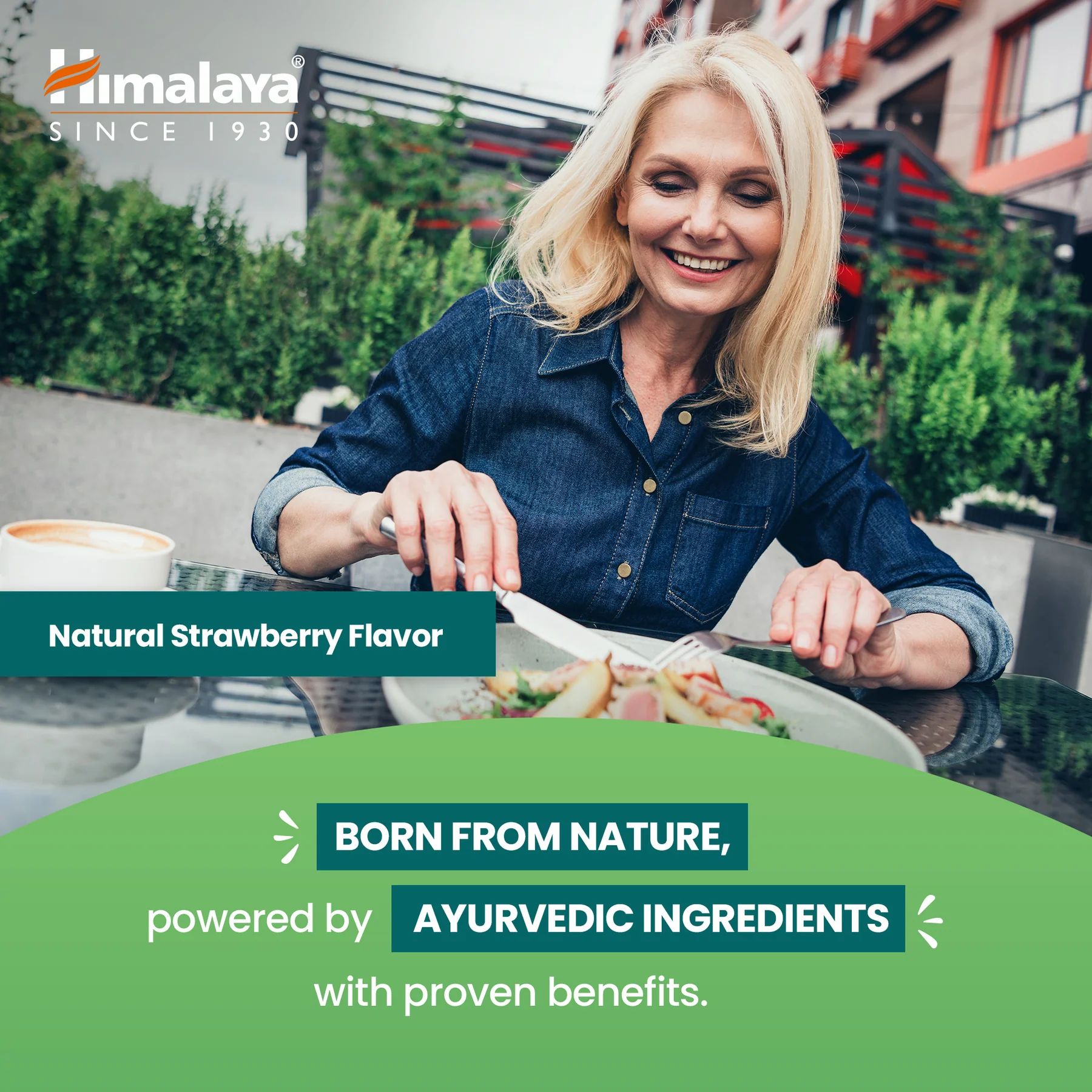 Frau isst im Freien. Text: Natürlicher Erdbeergeschmack. Text: Geboren aus der Natur, mit ayurvedischen Inhaltsstoffen.