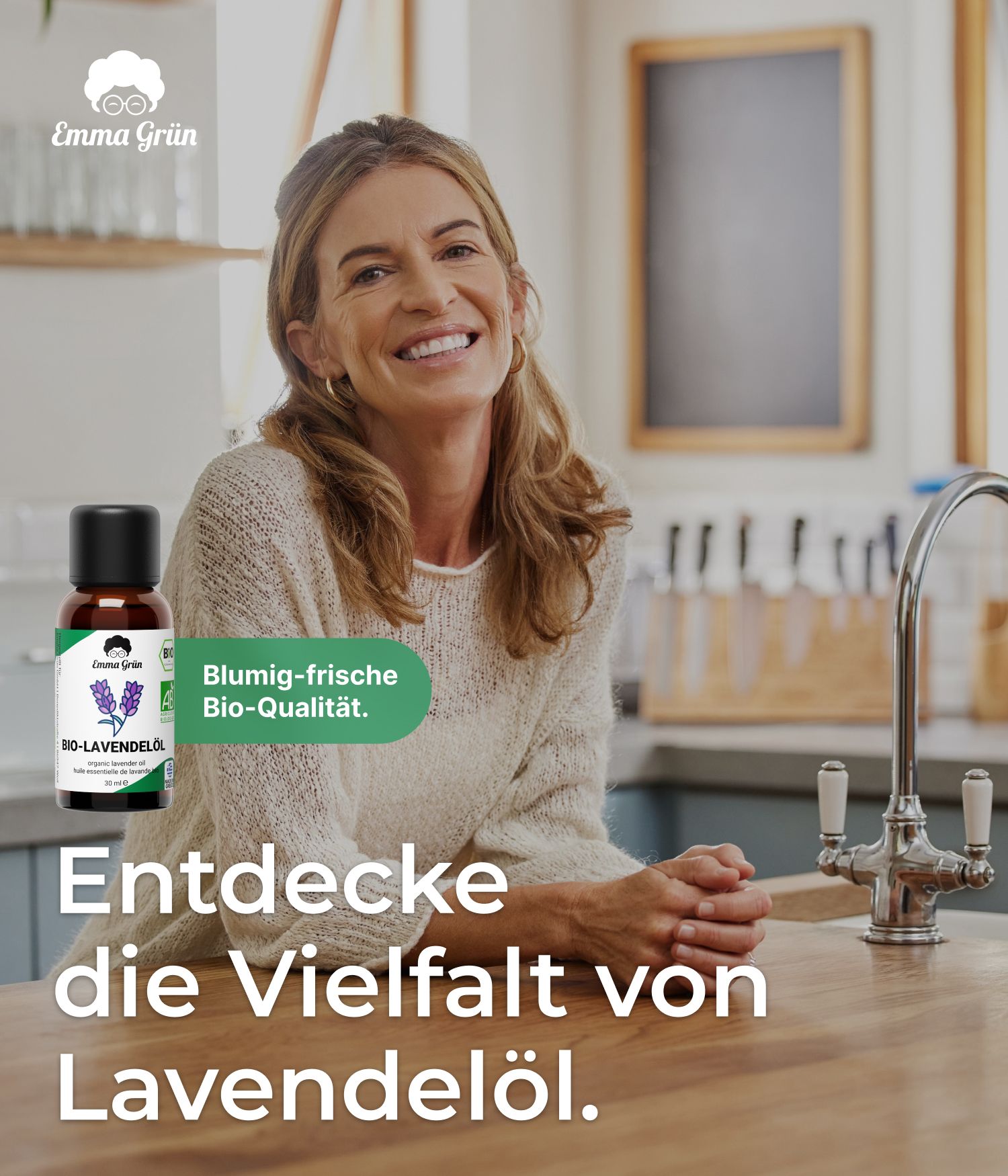 Frau lächelt in Küche. Auf Theke steht eine Flasche Bio-Lavendelöl. Text: Entdecke die Vielfalt von Lavendelöl.