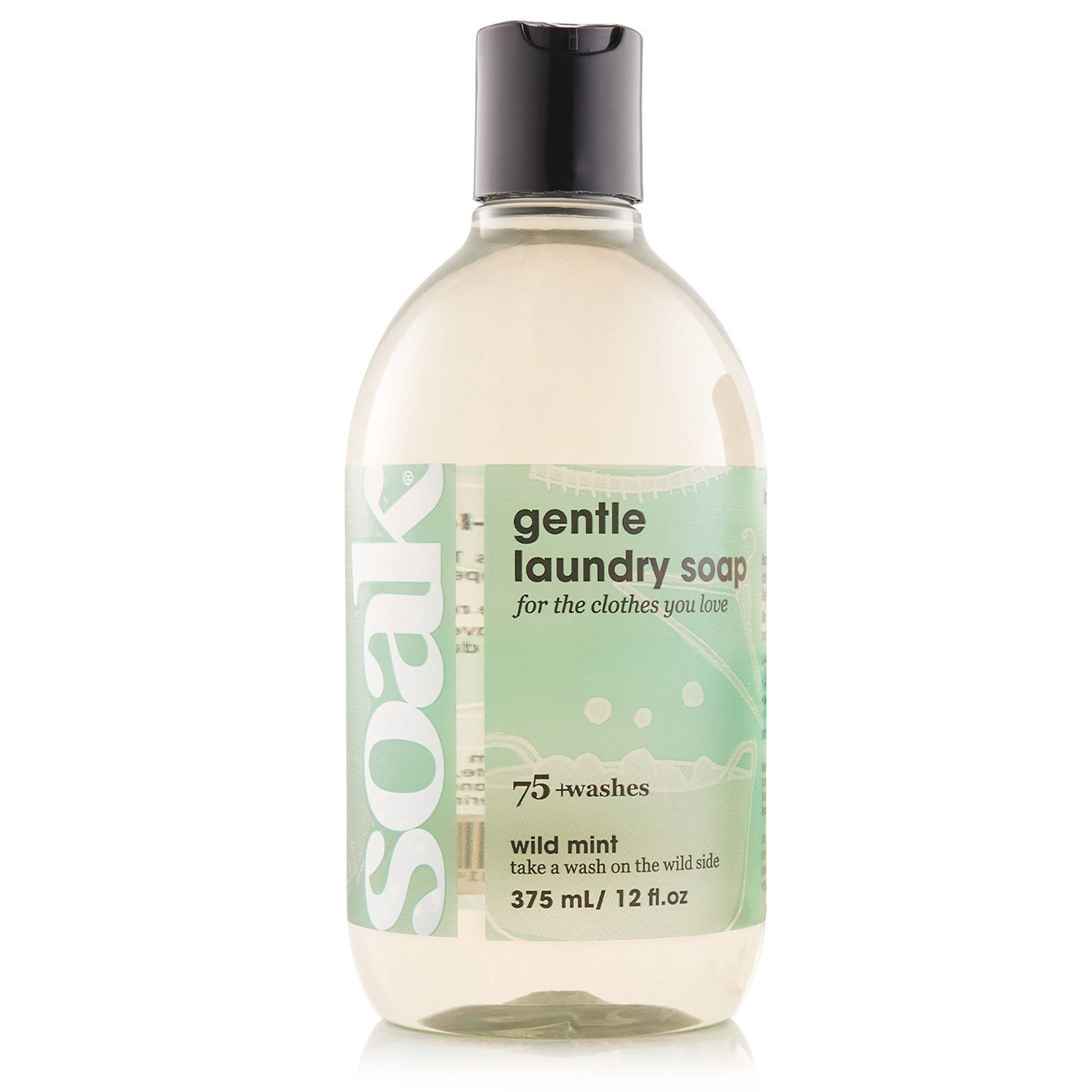 Flasche Waschmittel. Schwarzer Deckel, transparente Flüssigkeit. Aufschrift: gentle laundry soap, wild mint, 75+ washes.