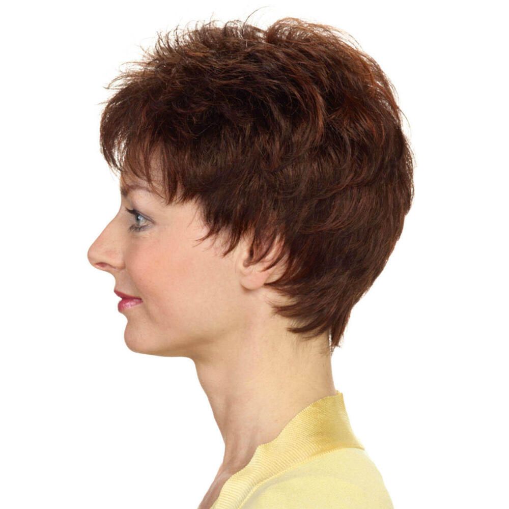 Kurzhaarperücke in Braun, Seitenansicht einer Frau. Gelbes Oberteil. Helles Hautbild.