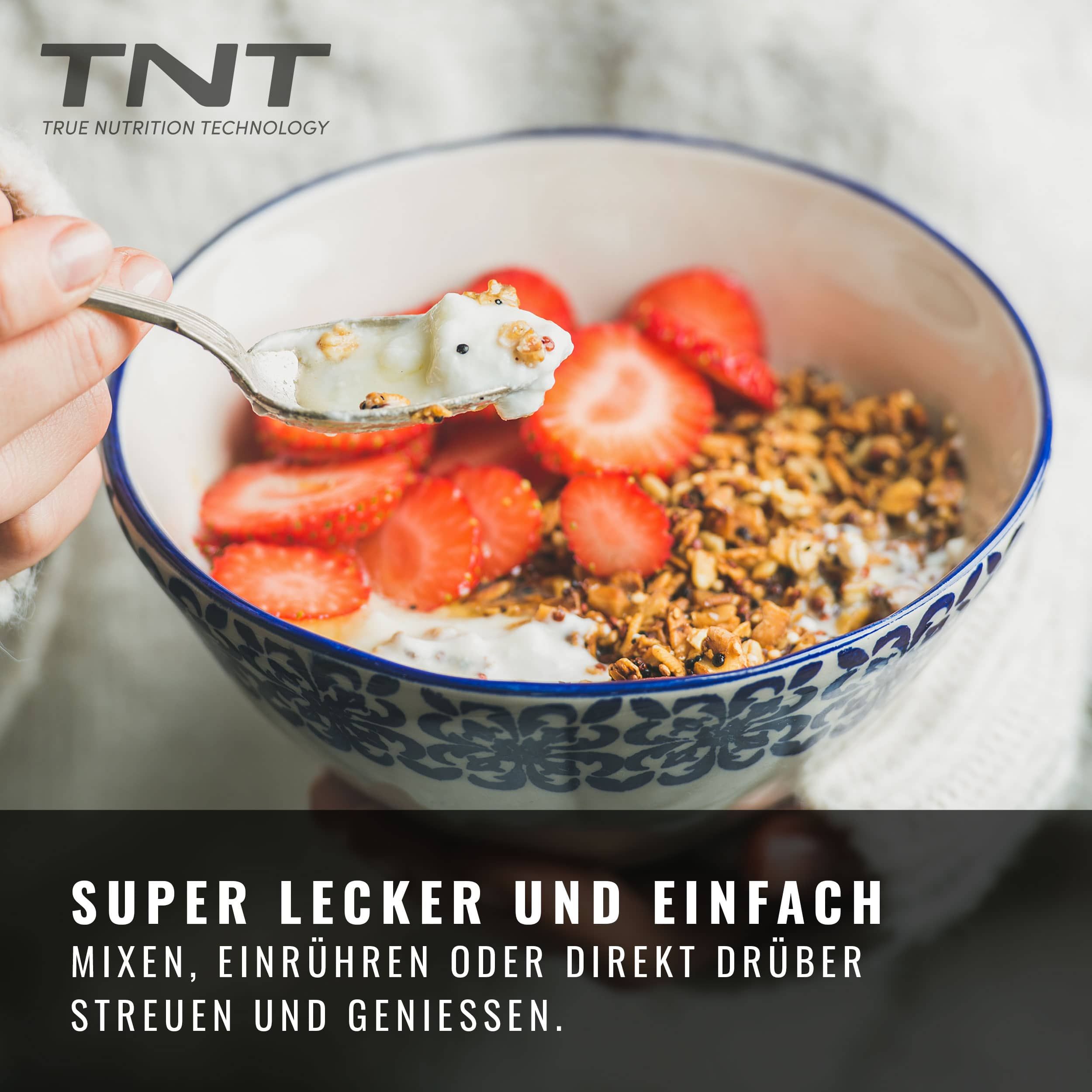 Schüssel mit Müsli, Erdbeeren und Joghurt. Eine Hand hält einen Löffel mit Joghurt. Text: Super lecker und einfach.