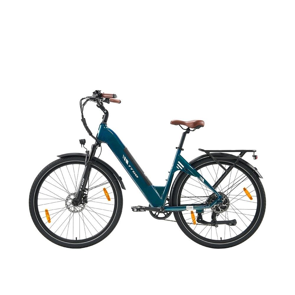 Blaues Elektrofahrrad mit braunem Sattel und Lenker. Schwarze Schutzbleche und Gepäckträger. Gelbe Reflektoren an den Rädern.
