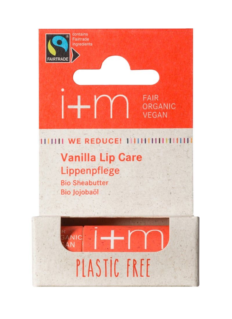 Verpackung von i+m Naturkosmetik Lippenpflege. Orange-weißes Design mit Fairtrade-Siegel. Aufschrift: Vanilla Lip Care, Plastic Free.