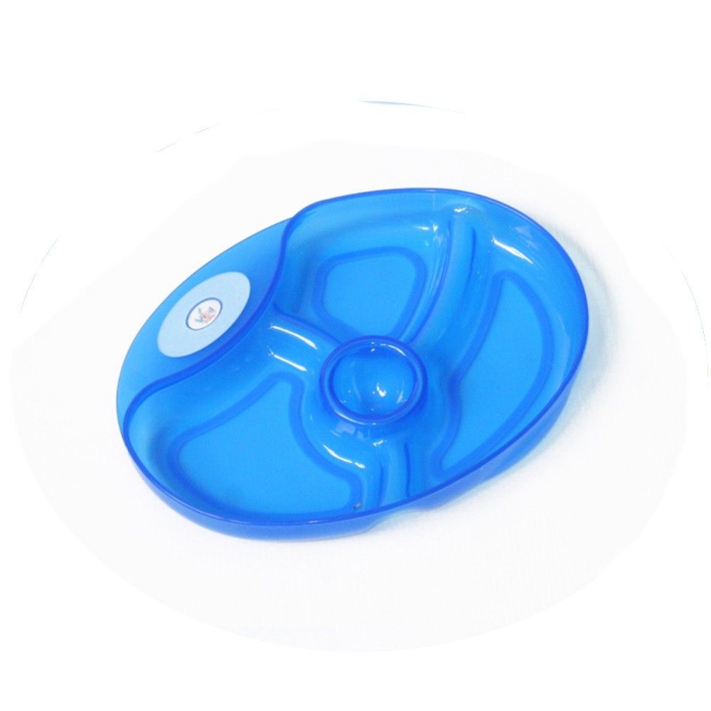Blauer Menüteller mit Unterteilungen. Oval, mit drei Fächern und einem zentralen Becherhalter. Auf weißem Hintergrund.