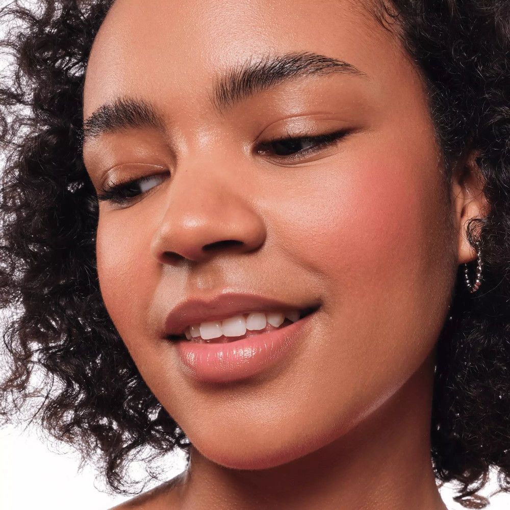 Porträt einer Frau mit Rouge auf den Wangen. Natürliches Licht. Keine Verpackung sichtbar.