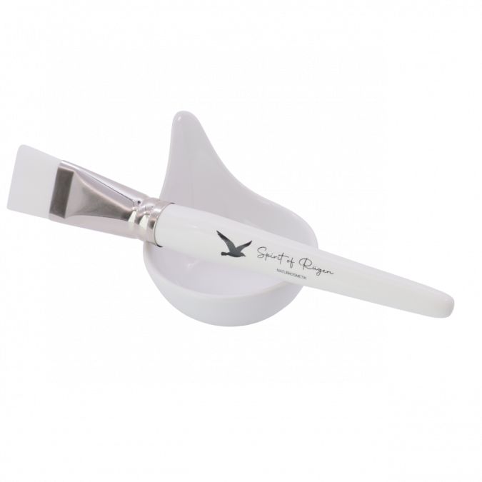 Weißes Maskenschälchen mit weißem Maskenpinsel. Pinsel mit Metallfassung, Logo und Schriftzug Spirit of Rügen.