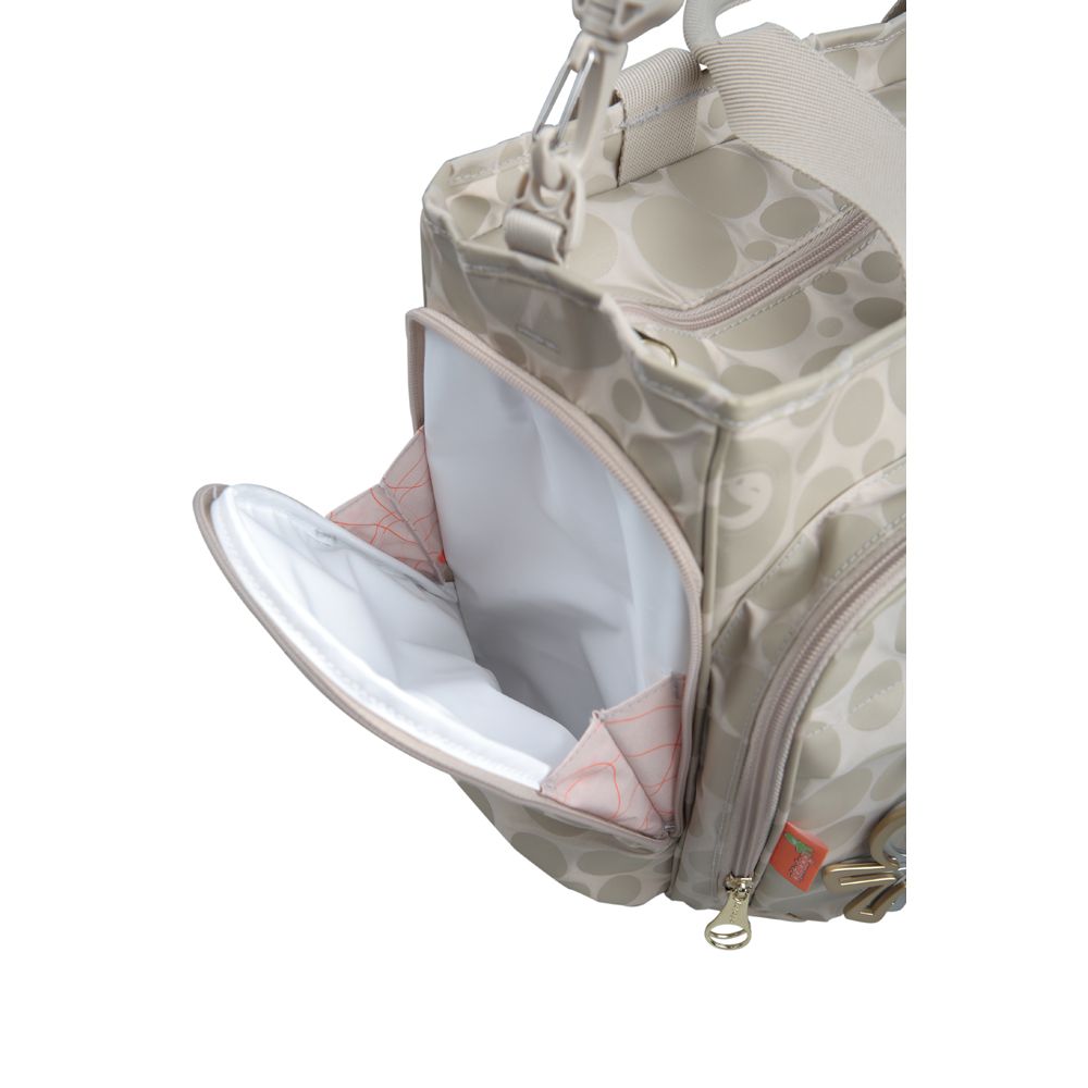 Beige Wickeltasche mit gepunktetem Muster. Offene Seitentasche mit weißem Innenfutter. Goldfarbener Reißverschluss.