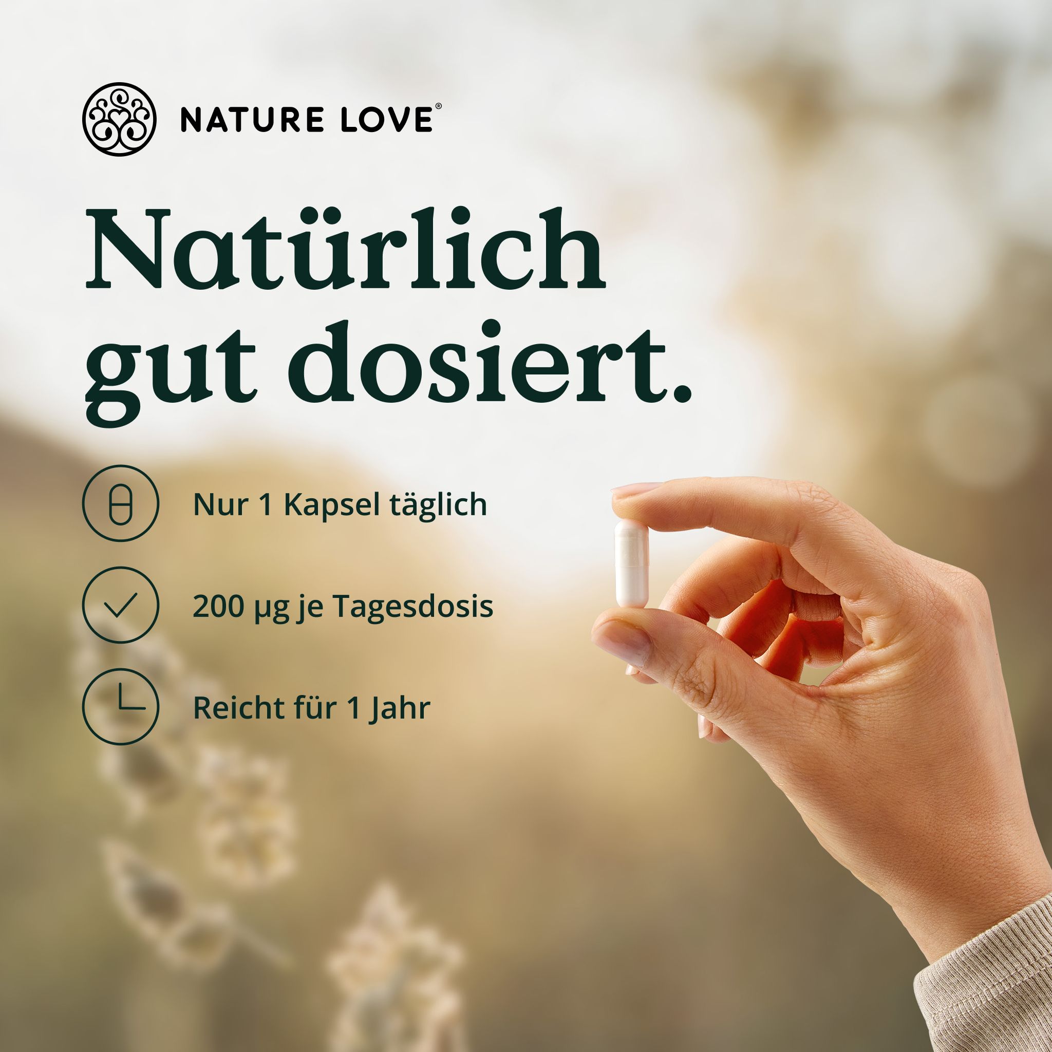 Hand hält Kapsel, Text: Natürlich gut dosiert. Nur 1 Kapsel täglich.