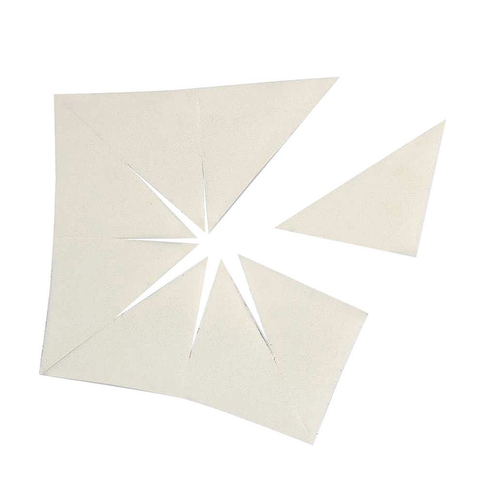 Mehrere Make-up-Schwämme in Dreiecksform. Einige sind vom Hauptteil getrennt.