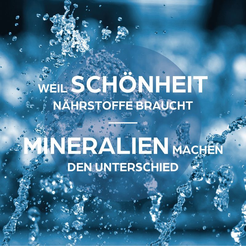 Blauer Hintergrund mit Wasser. Text: Weil Schönheit Nährstoffe braucht. Mineralien machen den Unterschied.