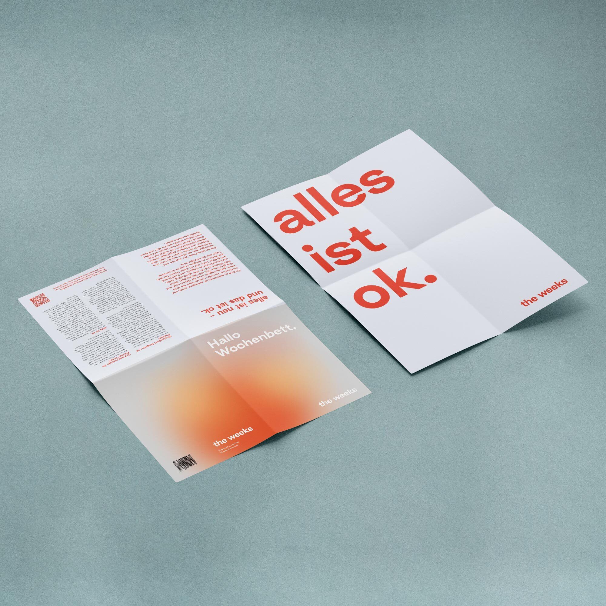 Zwei gefaltete Flyer mit Text. Aufdruck "alles ist ok." und "the weeks".