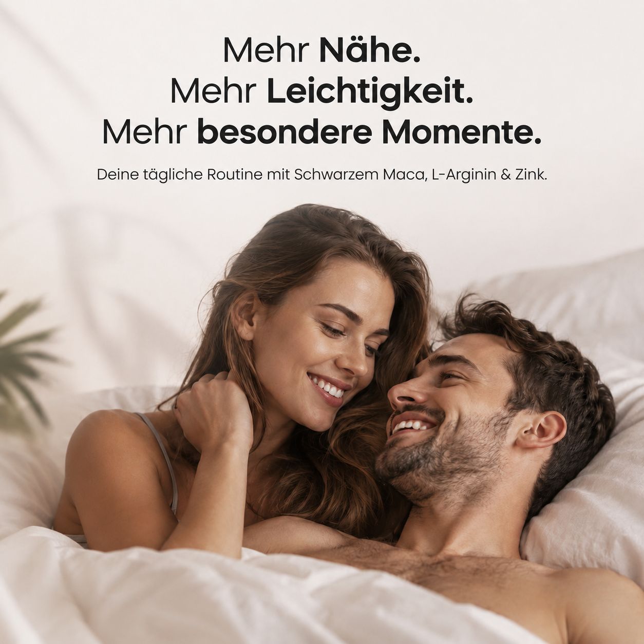 Glückliches Paar im Bett. Text: Mehr Nähe. Mehr Leichtigkeit. Mehr besondere Momente.