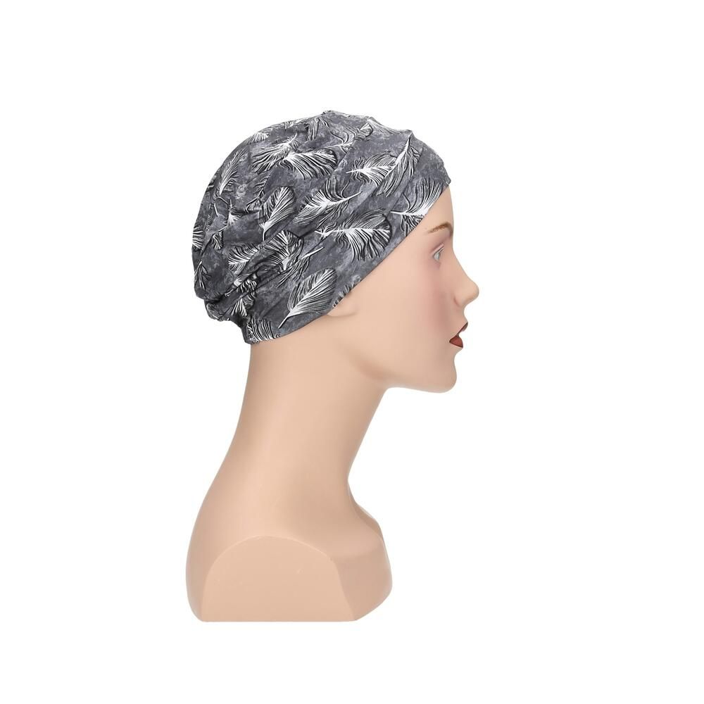 Grauer Turban mit Feder-Muster auf einer Büste. Seitenansicht.