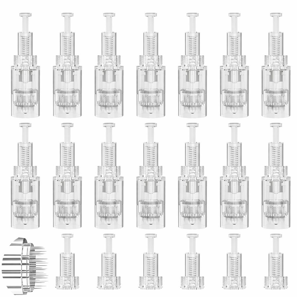 Mehrere transparente Microneedling-Nadeln mit 42 Pins. Einzeln verpackt. Neben den Nadeln ist ein Metallring mit Nadeln zu sehen.