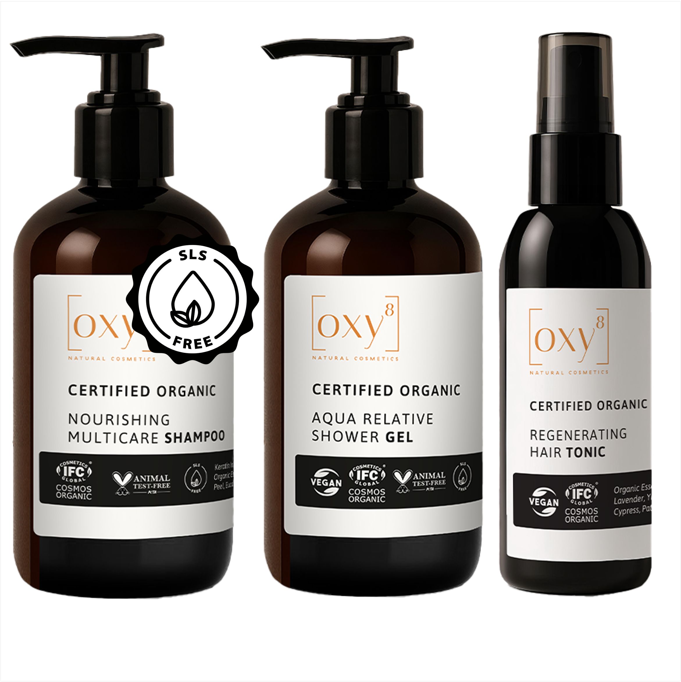 Drei braune Flaschen mit schwarzen Pumpen. Auf den Etiketten steht "oxy8" und Produktnamen. Zertifizierungen: SLS-frei, Vegan, Cosmos Organic, Animal Test-Free.