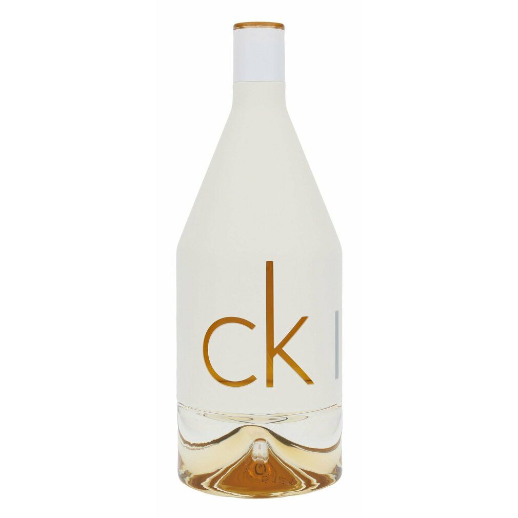 Parfümflasche neben einer goldenen Verpackung mit 'CK IN2U HER'-Aufschrift.