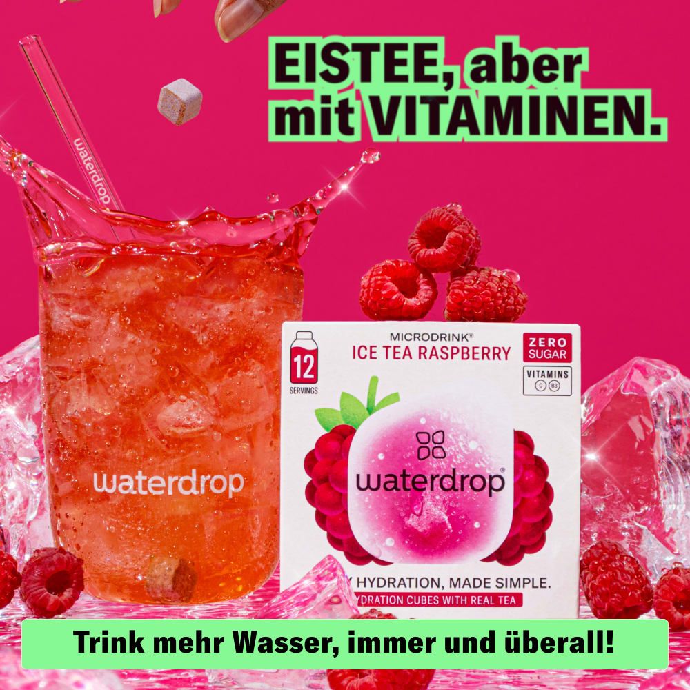 Glas mit Himbeer-Eistee, Eiswürfel und Himbeeren. waterdrop® Ice Tea Raspberry-Box. Aufschrift: "Trink mehr Wasser, immer und überall".