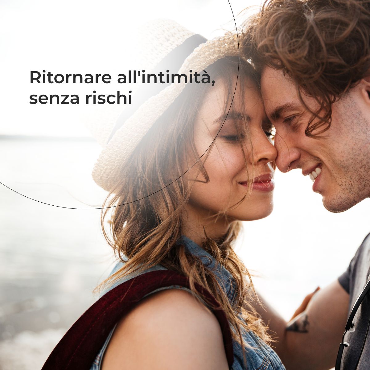 Una coppia si abbraccia. Testo: Ritornare all'intimità, senza rischi.