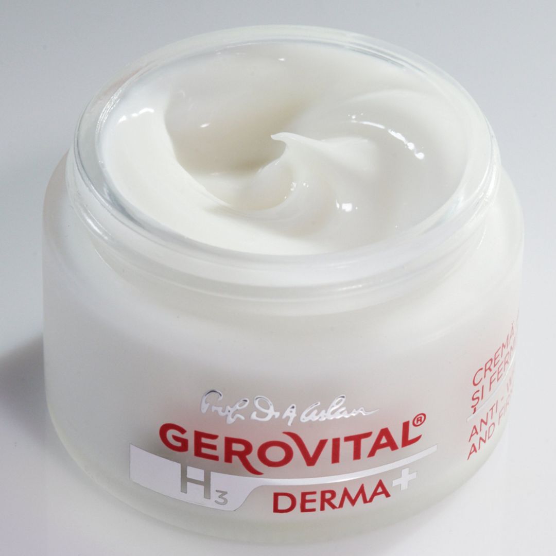 Offener Creme-Tiegel. Aufschrift: Gerovital H3 Derma+. Creme gegen Falten und Festigkeit. Creme sichtbar.