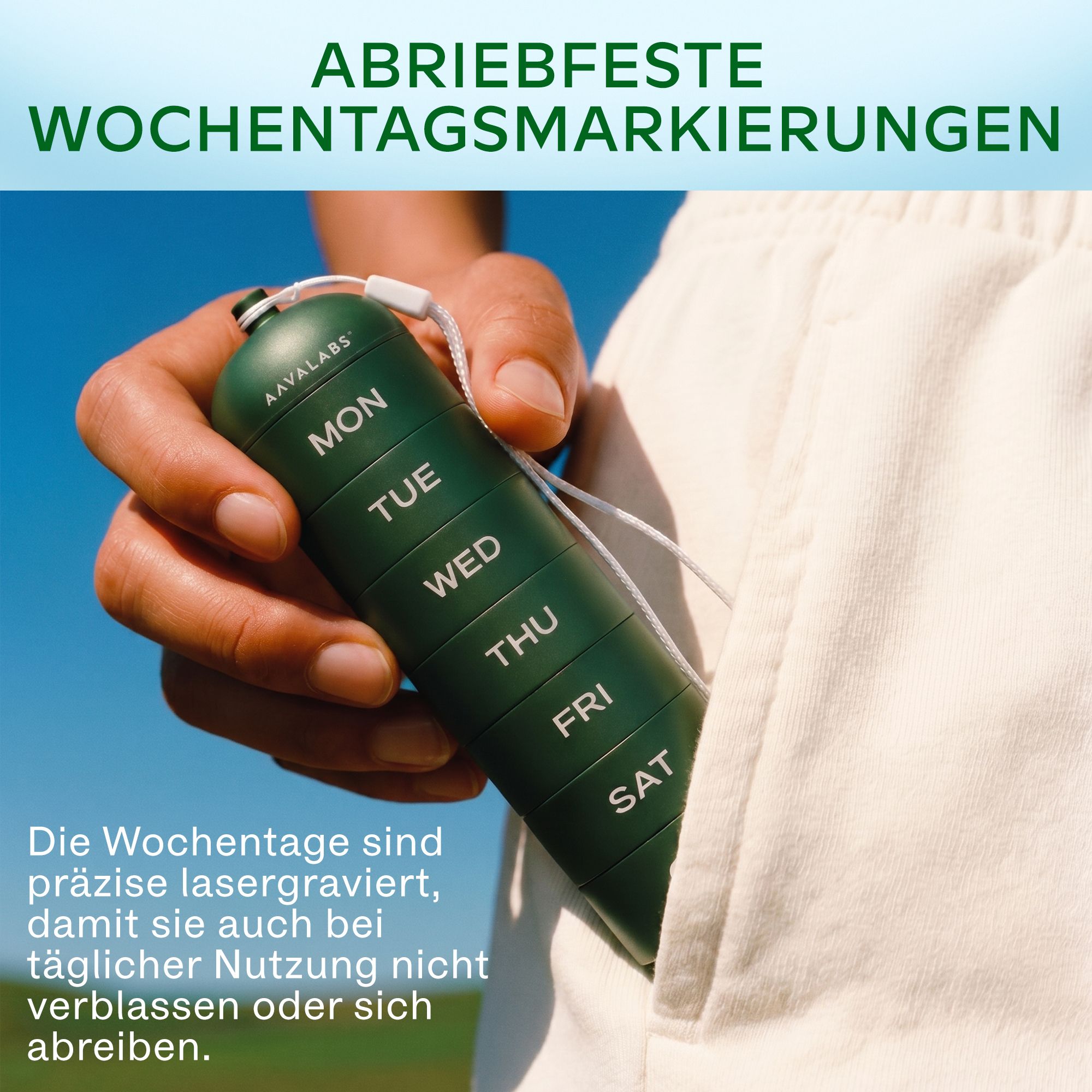 Grüne Pillendose mit 7 Fächern, Maße und verschiedene Pillenarten in offenen Fächern.