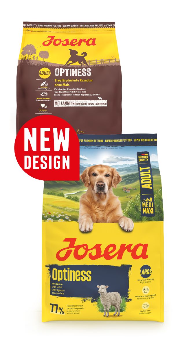 Zwei Tüten Hundefutter. Eine braune, eine gelbe. Aufschrift: JOSERA Optiness Adult, mit Lamm. Neues Design.