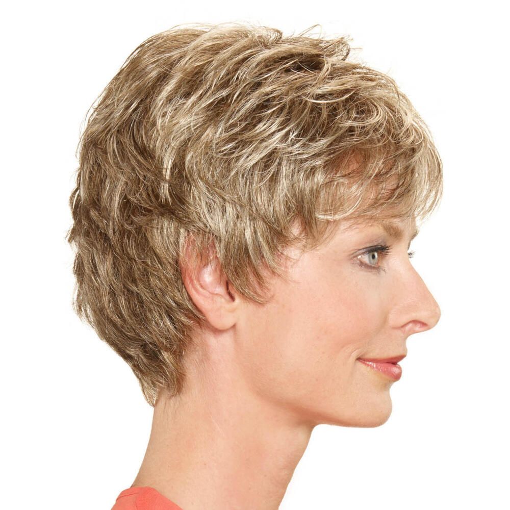 Kurze, blonde Perücke. Frau im Profil. Kurze, gewellte Haare.