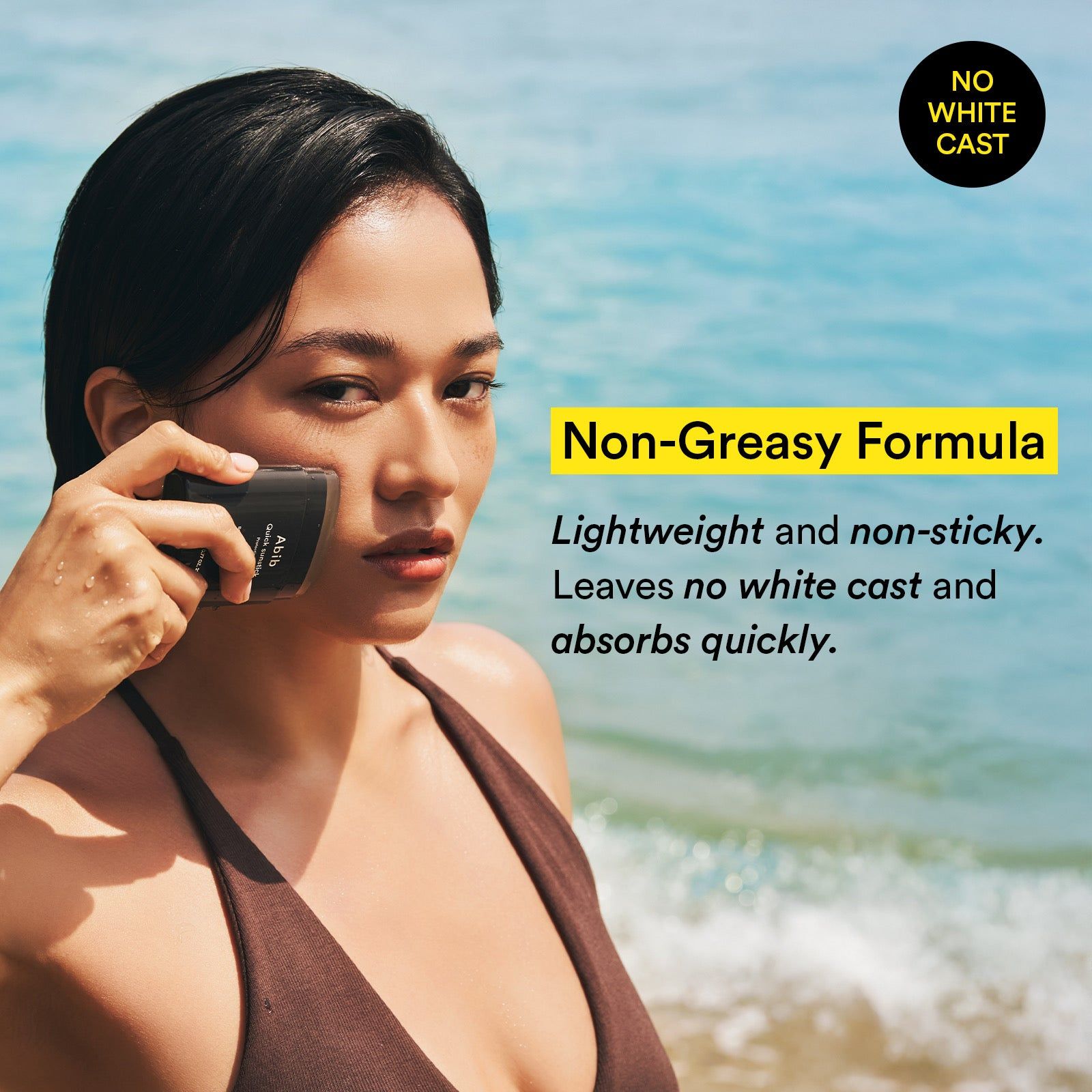 Frau am Strand mit ABIB Quick Sunstick Protection Bar, "Non-Greasy Formula" hervorgehoben.