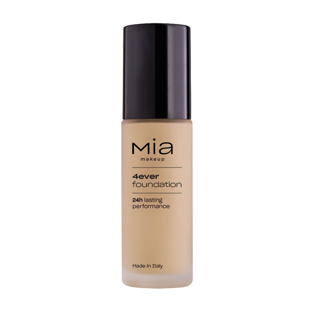 Il fondotinta Mia Makeup 4ever è confezionato in un flacone cilindrico di vetro con tappo nero. L'etichetta riporta "Mia makeup", "4ever foundation" e "24h lasting performance". Il flacone contiene un liquido beige. È visibile anche la scritta "Made in Italy".
