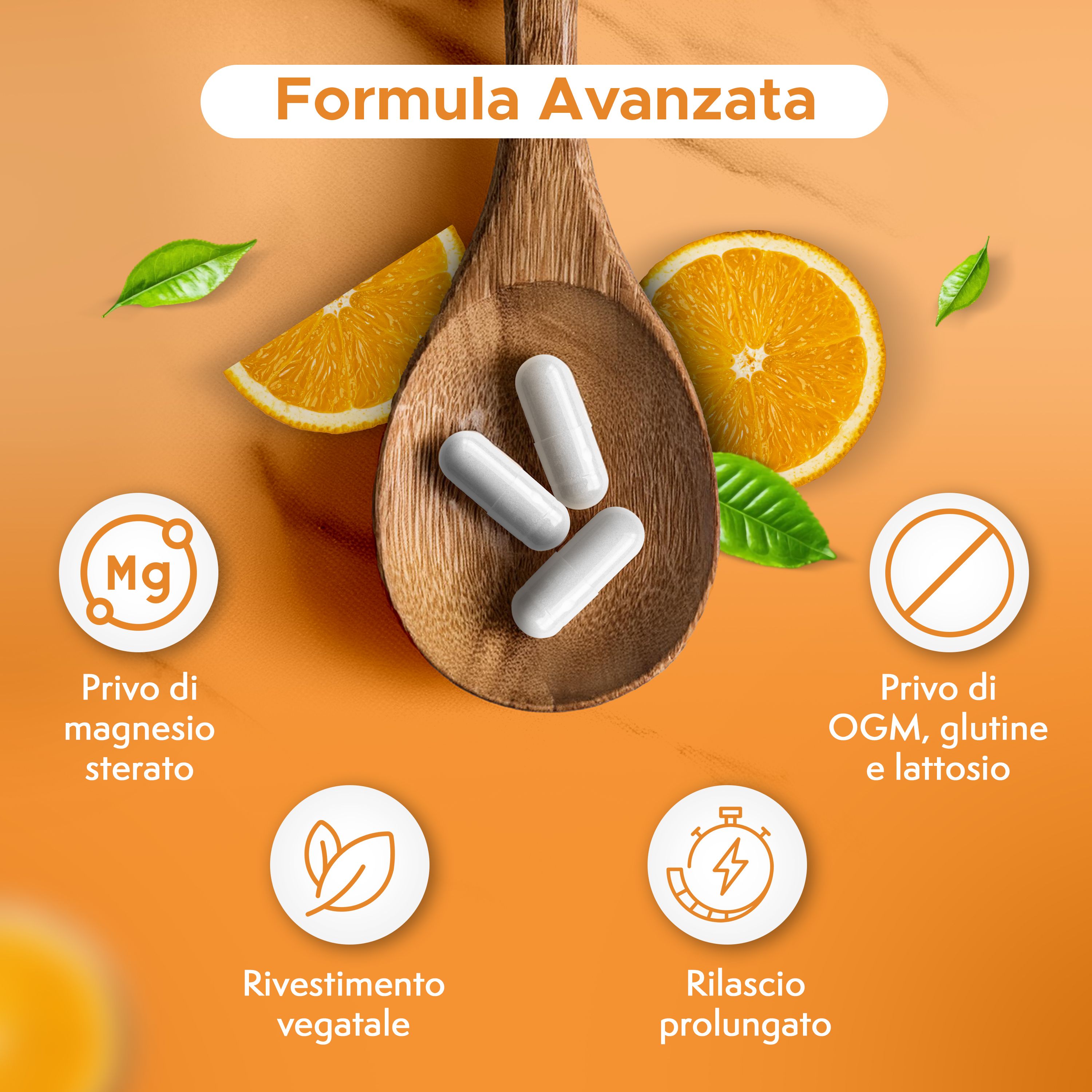 Tre capsule sono su un cucchiaio di legno. Sullo sfondo, simboli per i benefici: senza magnesio stearato, senza OGM, glutine e lattosio, rivestimento vegetale e rilascio prolungato. È visibile anche una mezza arancia.