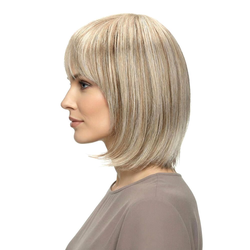 Perücke Mola von trendhair. Blondes Haar mit Pony. Frau im Profil. Mittellange, glatte Frisur. Braunes Oberteil.