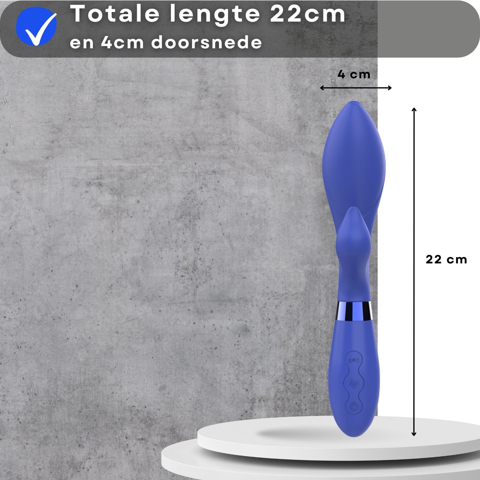 Blauwe vibrator. 22cm lang, 4cm diameter. Op wit platform. Grijze achtergrond.