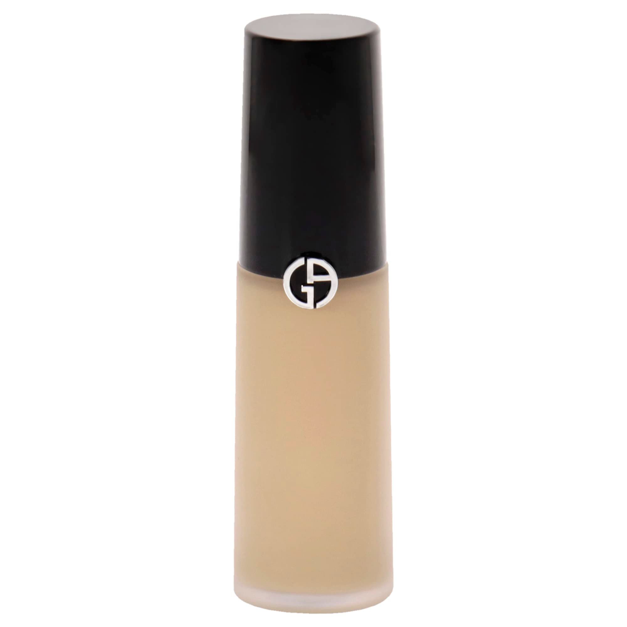 Beige Concealer-Flakon mit schwarzem Deckel. Giorgio Armani Logo auf dem Flakon.