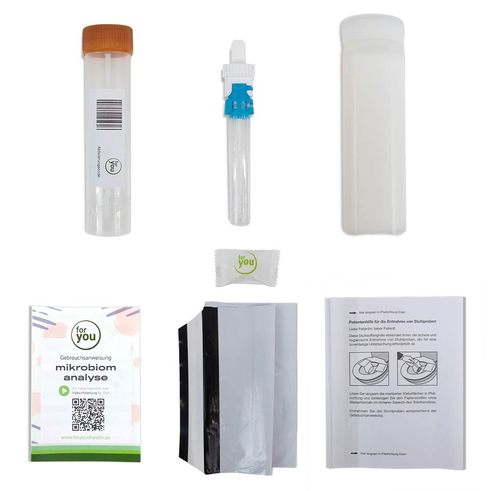 Inhalt eines Mikrobiomanalyse-Testkits: Probenröhrchen, Entnahmeset, Reagenzflasche, Beutel und Anleitung.