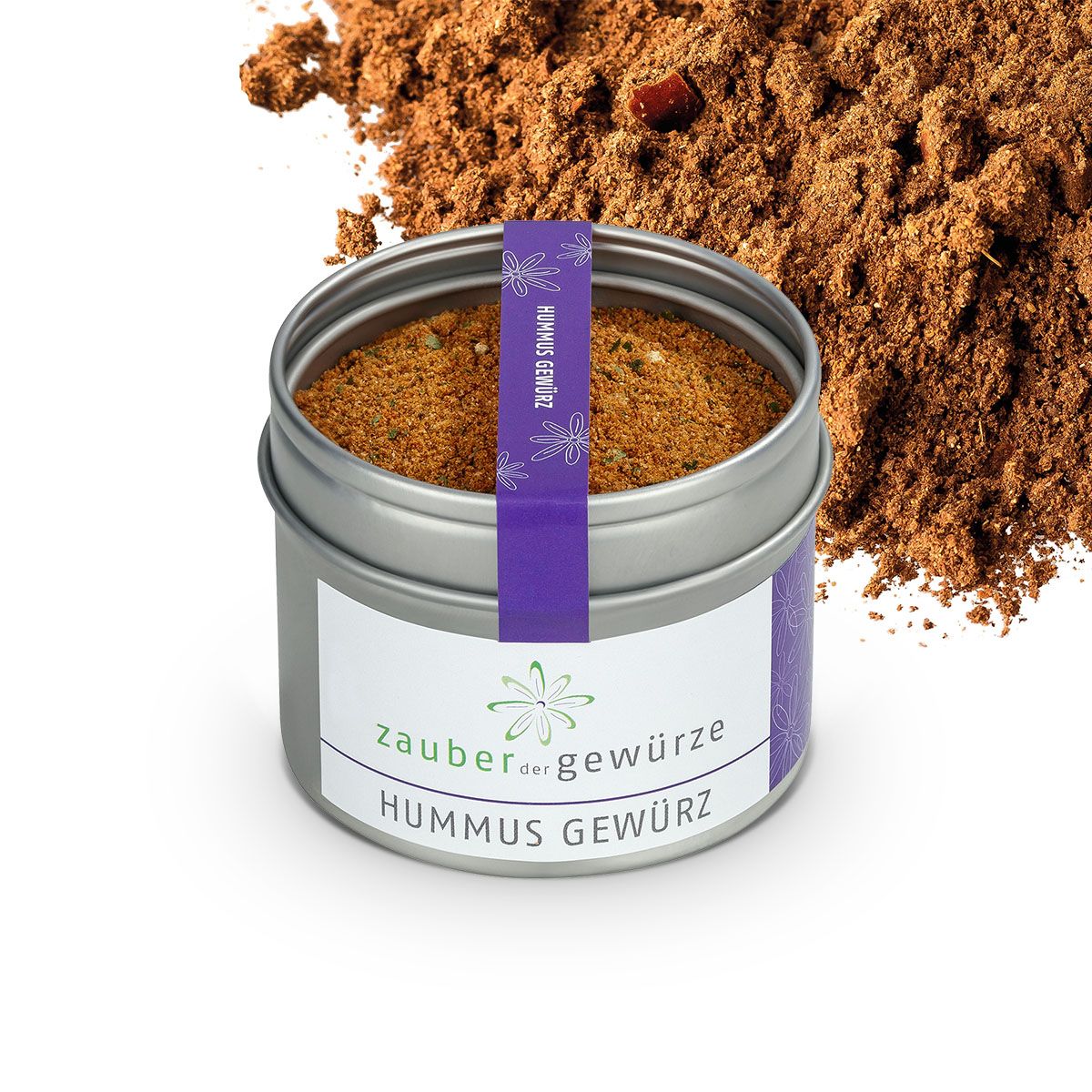Geöffnete Dose Hummus Gewürz. Weißes Etikett mit Produktname und Logo. Lila Band. Braunes Gewürz daneben.