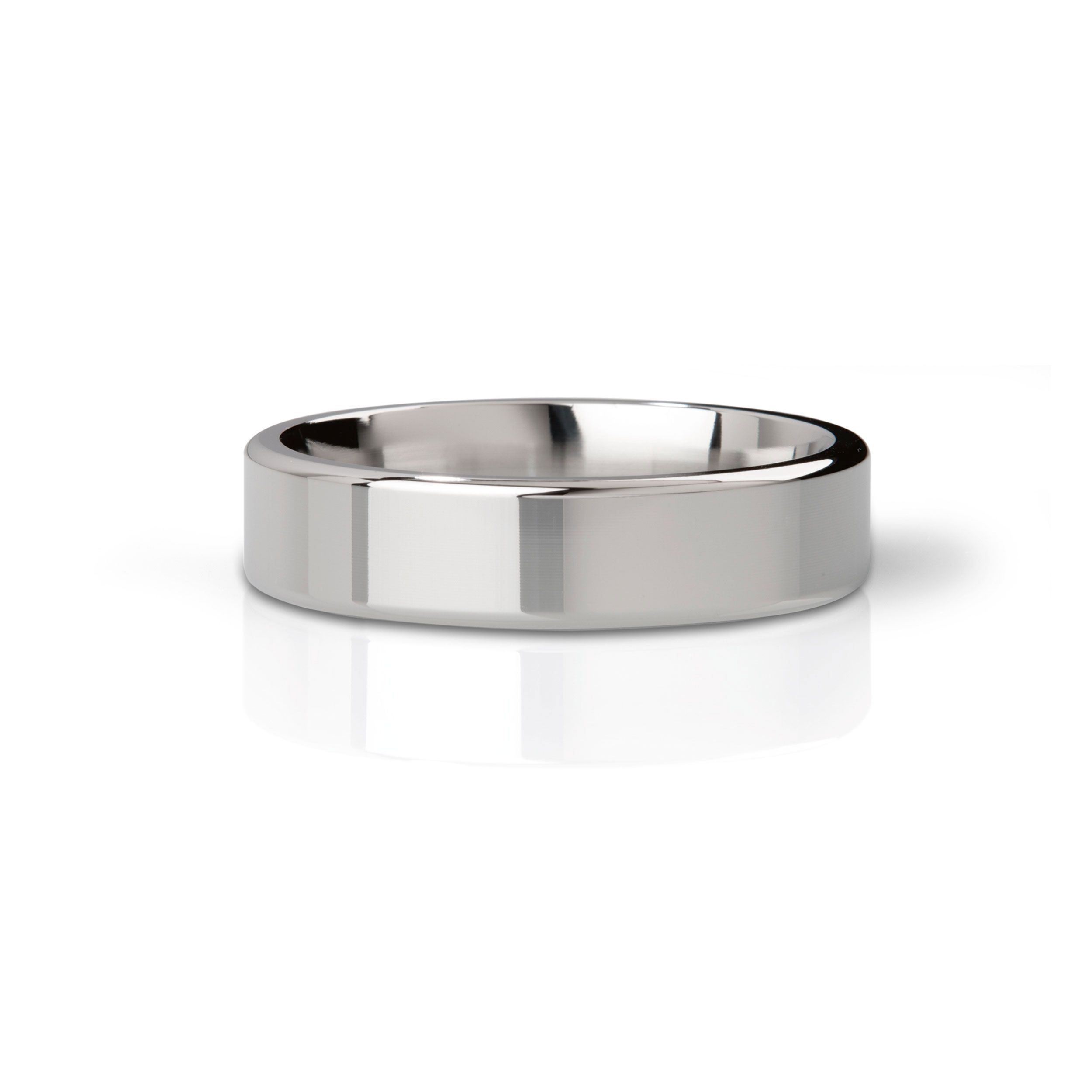 Ring aus poliertem Metall. Flache Form, reflektierende Oberfläche. Auf weißem Hintergrund.