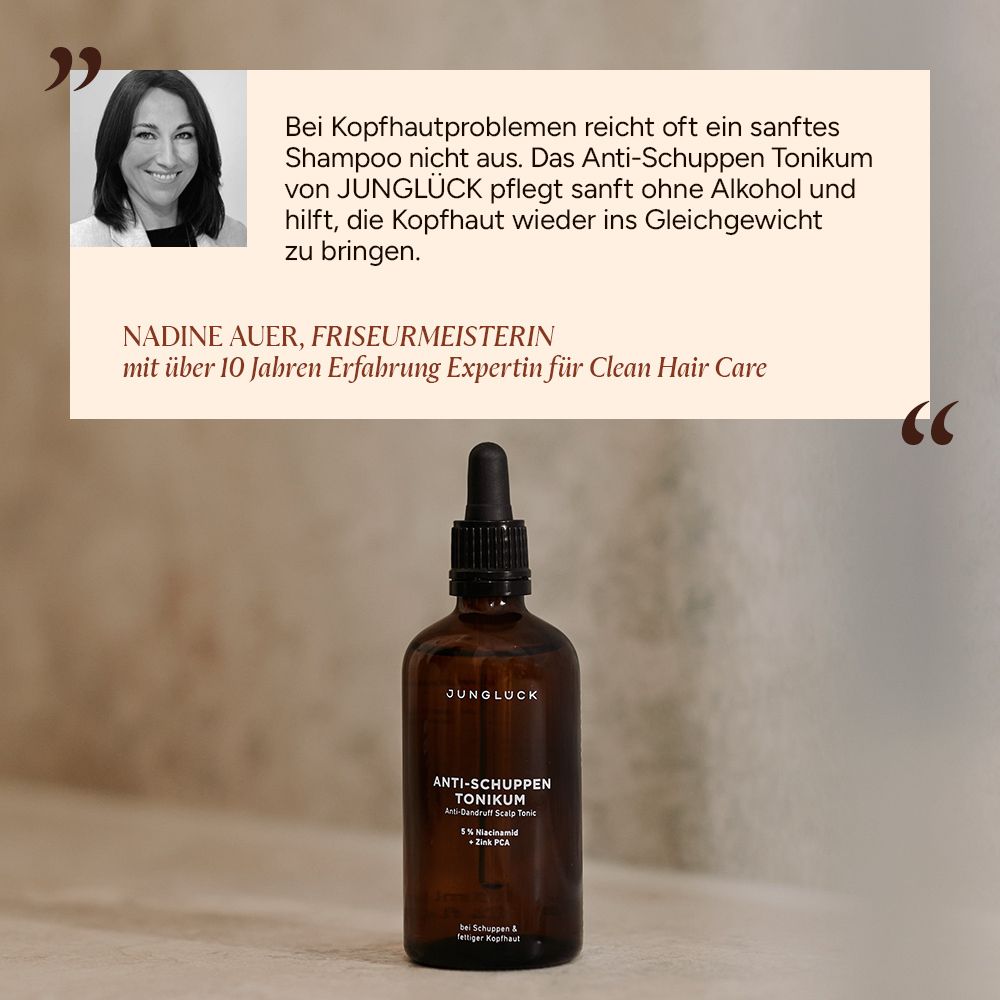 Produktflasche neben Zitat. Zitat: Anti-Schuppen Tonikum von JUNGLÜCK pflegt sanft. Zitatgeberin: Nadine Auer, Friseurmeisterin.