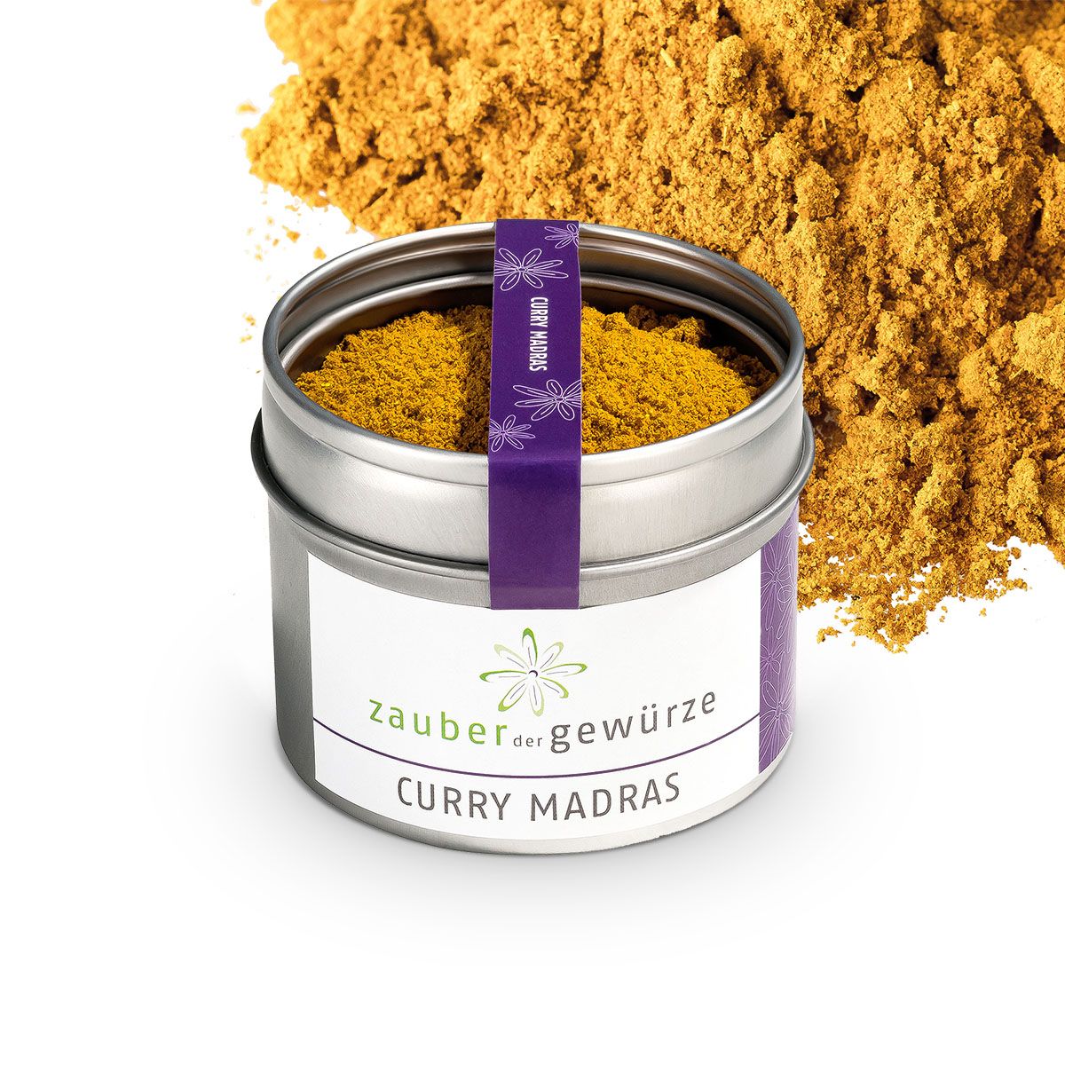 Geöffnete Metallbox mit Curry Madras. Lila Band mit Schriftzug. Weißes Etikett mit Logo und Produktname. Curry-Pulver daneben.