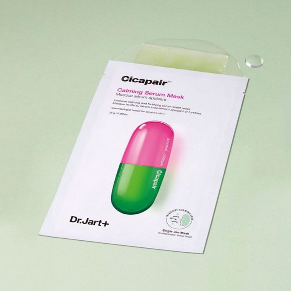 Verpackung der Dr.Jart+ Cicapair Maske. Weißes Sachet mit rosa-grünem Kapsel-Design. Produktname und Logo sichtbar.