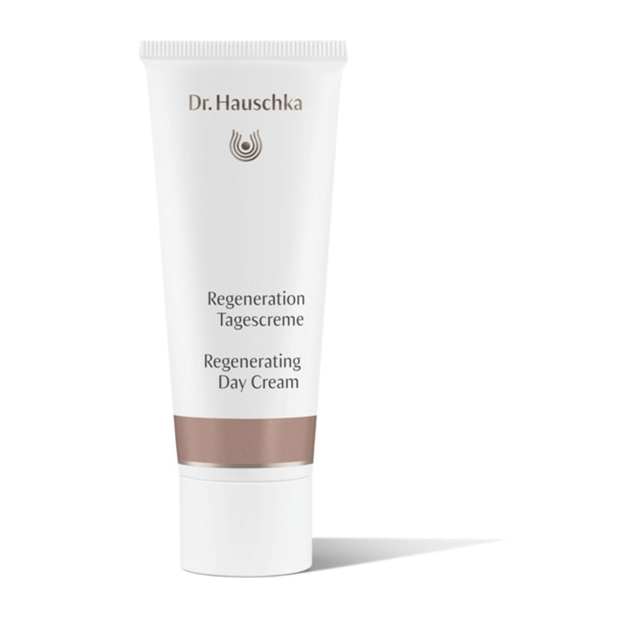 Weiße Tube mit braunem Streifen. Beschriftung: Dr. Hauschka, Regeneration Tagescreme, Regenerating Day Cream.