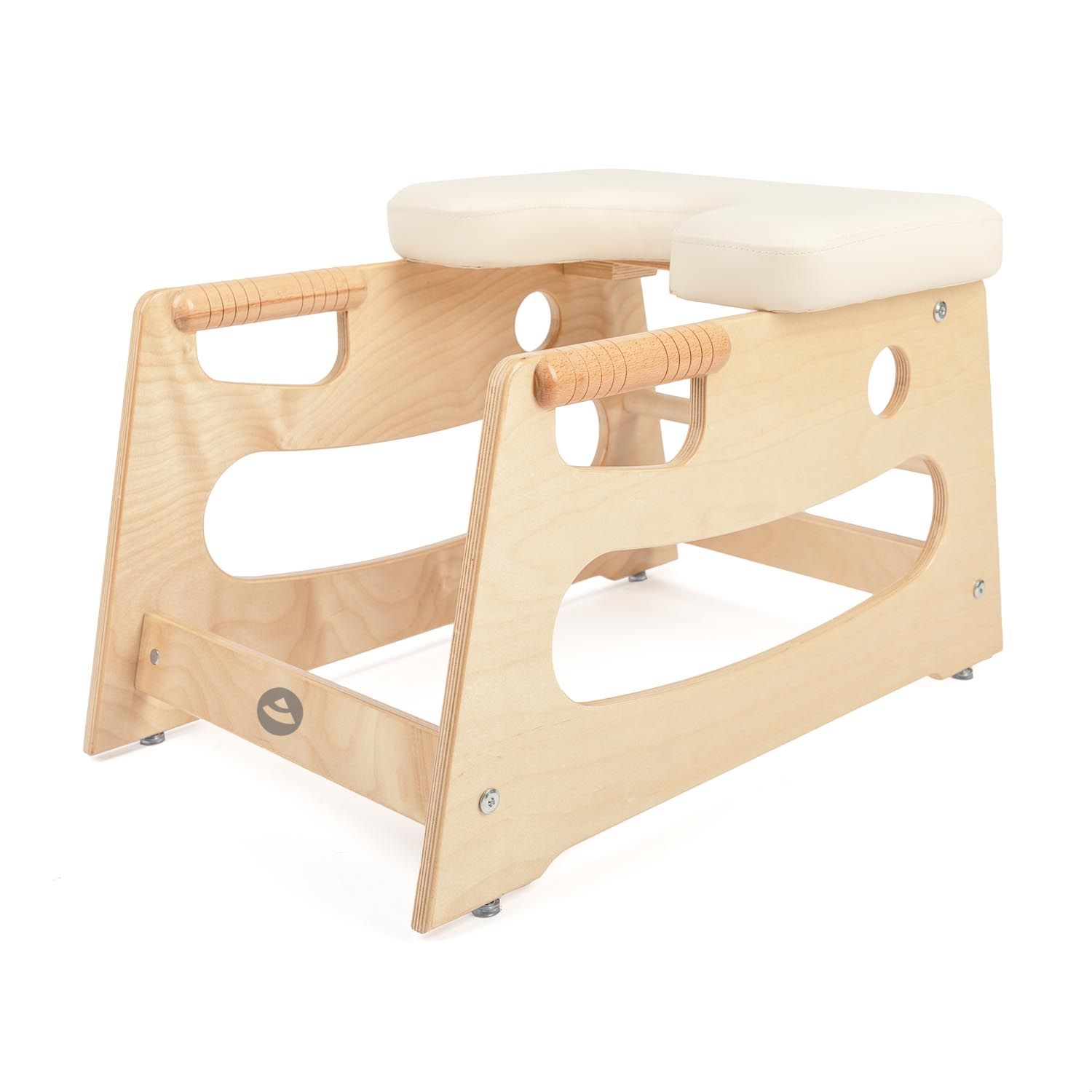 Kopfstandhocker aus Holz mit cremefarbenem Polster. Seitliche Griffe. Runde Öffnungen im Holzrahmen. Füße mit Metallkappen.