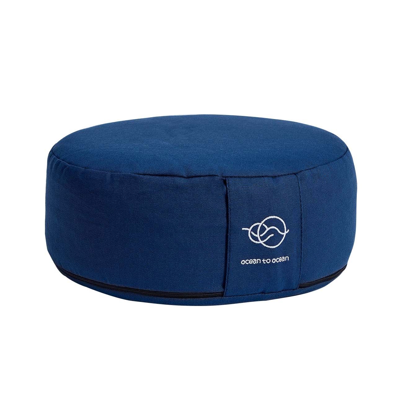 Rundes, blaues Meditationskissen mit Reißverschluss und Logo. Schwarzer Reißverschluss. Marke: ocean to ocean.
